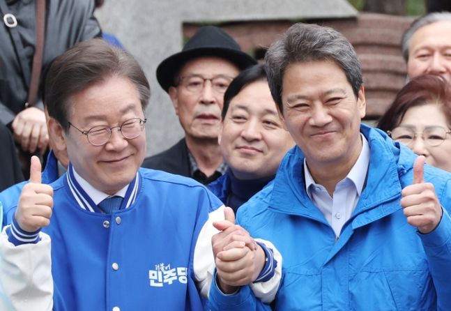 더불어민주당 이재명 대표와 임종석 전 대통령 비서실장이 지난달 28일 서울 왕십리역 광장에서 중구성동구 갑과 을에 각각 출마하는 전현희 후보와 박성준 후보 지원 유세를 하고 있다. 연합뉴스