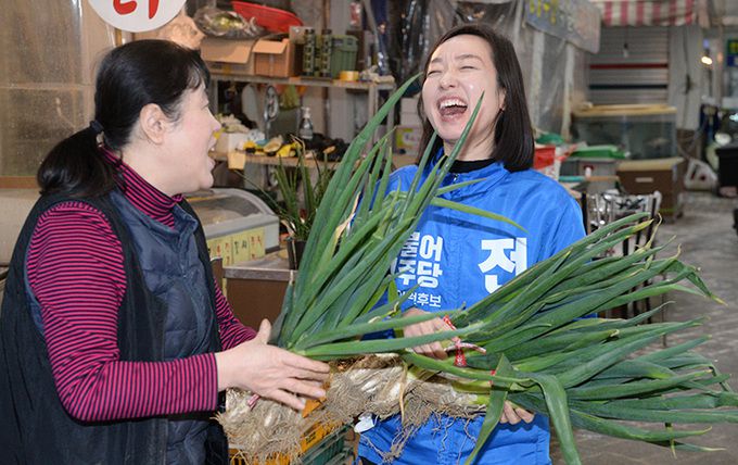 전은수 더불어민주당 남구갑 후보가 29일 오전 울산 남구 현대시장에서 대파를 구입 후 활짝 웃고 있다. 울산=뉴시스