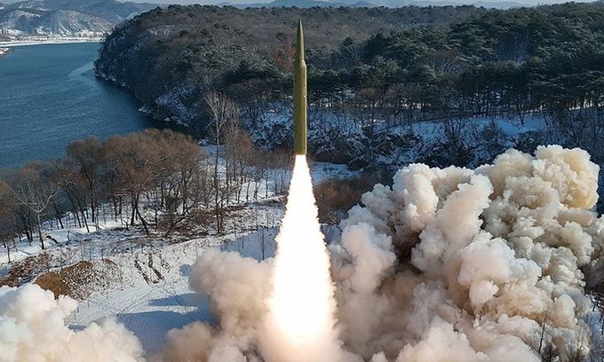 지난 1월 북한이 고체연료를 사용한 극초음속 중장거리 탄도미사일(IRBM) 시험 발사하는 모습. 조선중앙통신·연합뉴스