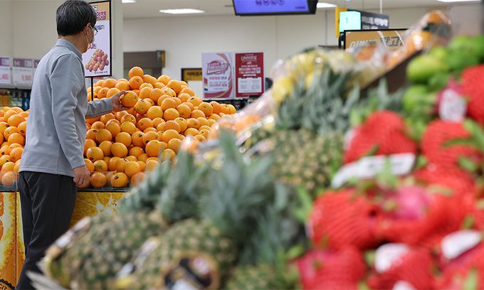 2일 서울 시내 한 대형마트에서 시민이 수입과일을 살펴보고 있다. 뉴스1