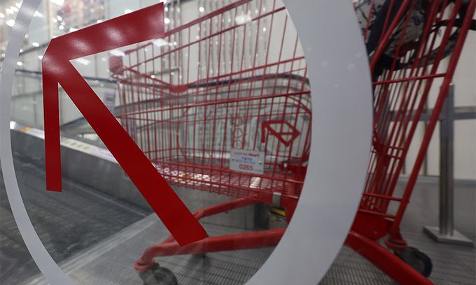 2일 서울시내 한 대형마트에서 방문객이 쇼핑카트를 끌고 이동하고 있다. 뉴시스