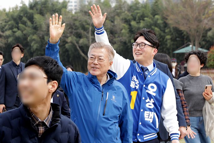 문재인 전 대통령이 2일 울산 중구에 출마하는 더불어민주당 오상택 후보를 응원하기 위해 울산 태화강국가정원을 방문해 오 후보와 나란히 걸으며 시민들에게 인사를 하고 있다.울산=뉴스1