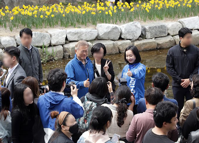 문재인 전 대통령이 2일 울산 남구갑에 출마하는 더불어민주당 전은수 후보를 응원하기 위해 울산 남구 궁거랑길을 찾아 전 후보와 시민들과 함께 기념촬영을 하고 있다.울산=뉴스1