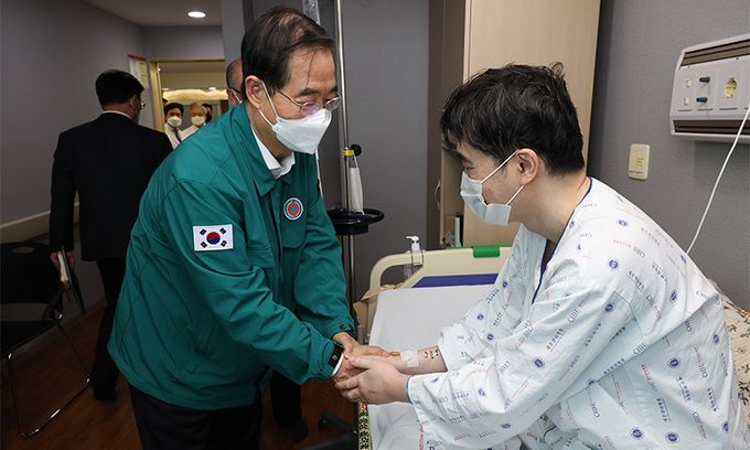 환자 돌보다 입원한 의사 찾은 한덕수 총리 한덕수 국무총리(왼쪽)가 3일 제주시 제주한라병원을 방문해 한 달여 계속된 전공의·전임의 집단사직 여파로 격무에 시달리다 피로누적 등으로 입원한 조성원 심장내과 과장을 위로하고 있다. 제주=연합뉴스