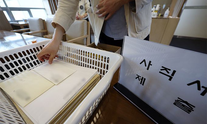 3일 서울 시내의 한 대학병원에서 교수들이 사직서를 제출하고 있다. 뉴스1