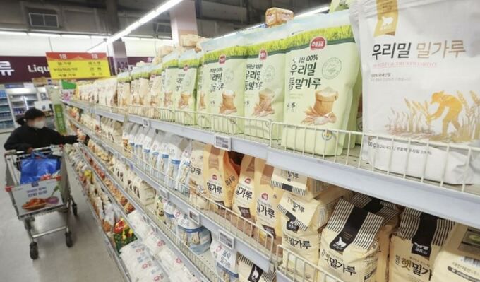 지난달 10일 서울 시내 한 대형마트에 진열된 밀가루. 연합뉴스