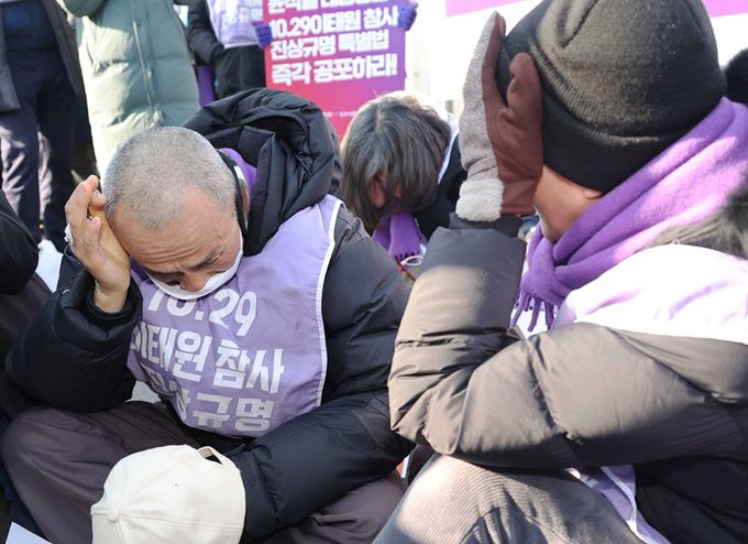 10·29 이태원 참사 유가족들이 지난 1월30일 오전 서울 종로구 정부서울청사 앞에서 농성 중 윤석열 대통령의 ‘이태원 참사 특별법’ 재의요구안 의결 소식이 전해지자 허탈해하고 있다. 연합뉴스