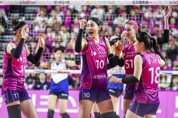 지난 1일 인천 부평구 인천삼산월드체육관에서 열린 프로배구 V-리그 여자부 2023-2024 챔피언결정전 3차전 흥국생명 핑크스파이더스와 현대건설 힐스테이트의 경기, 흥국생명 김연경이 선수들과 기뻐하고 있다. 뉴시스