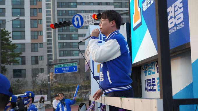 더불어민주당 모경종 인천 서병 후보가 유세차에 올라 선거운동을 하고 있다. 모 후보 캠프 제공