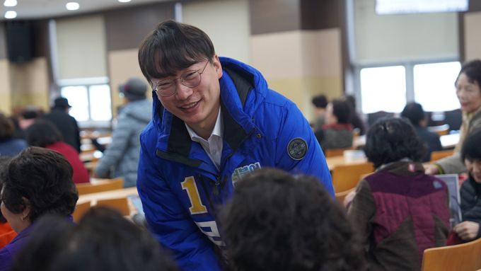 더불어민주당 모경종 인천 서병 후보가 최근 지역 주민들을 만나 인사를 나누고 있다. 모 후보 캠프 제공