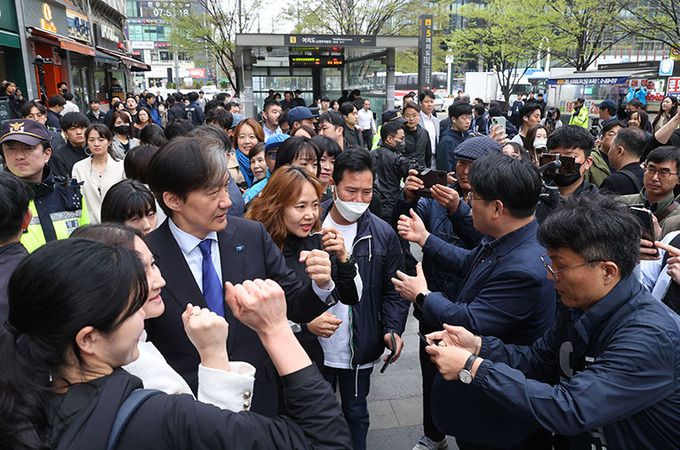 조국 조국혁신당 대표가 4일 오전 서울 영등포구 여의도역 입구에서 시민들과 기념사진을 찍고 있다. 뉴시스
