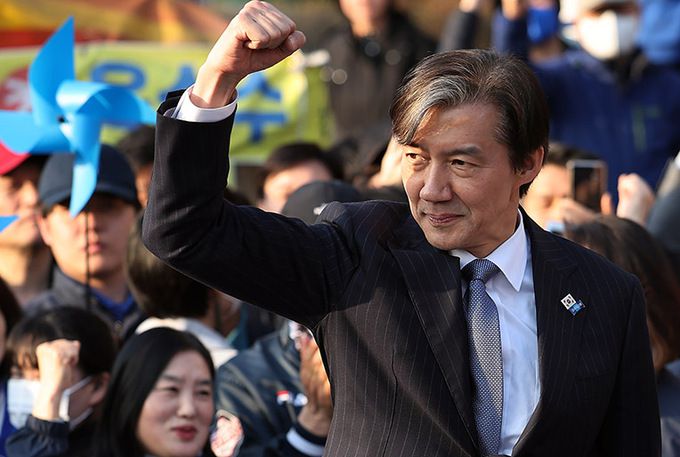 조국혁신당 조국 대표가 1일 오후 경기 성남시 수인분당선 야탑역 1번 출구 앞 유세에서 지지자들의 환호에 손을 들어 보이고 있다.성남=연합뉴스