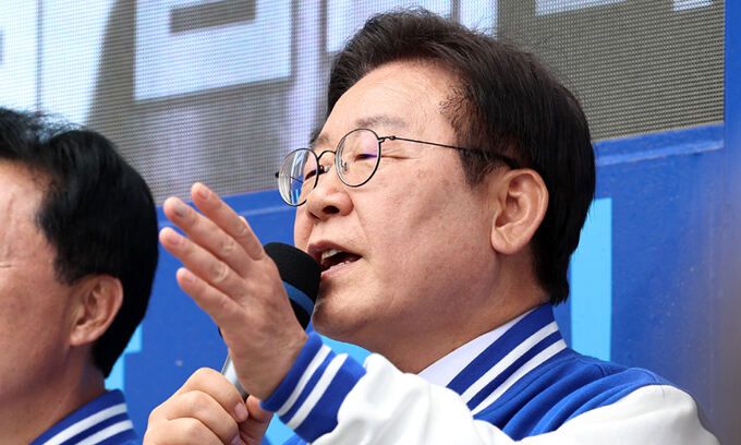 이재명 더불어민주당 대표 겸 상임공동선대위원장이 지난 5일 오후 충남 공주시 공주대학교 후문 삼거리에서 박수현(충남 공주?부여?청양) 후보 지원유세를 하고 있다. 뉴스1