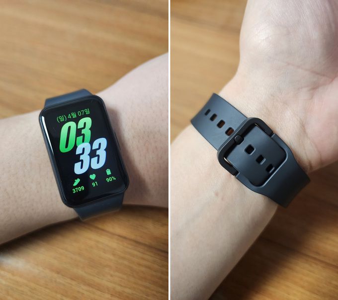 그레이 색상 갤럭시 핏3를 착용한 모습. 핏3라서 오전 3시33분까지 기다렸다(?). 오른쪽 사진은 핀버클 형식의 기본 스트랩.     이동수 기자