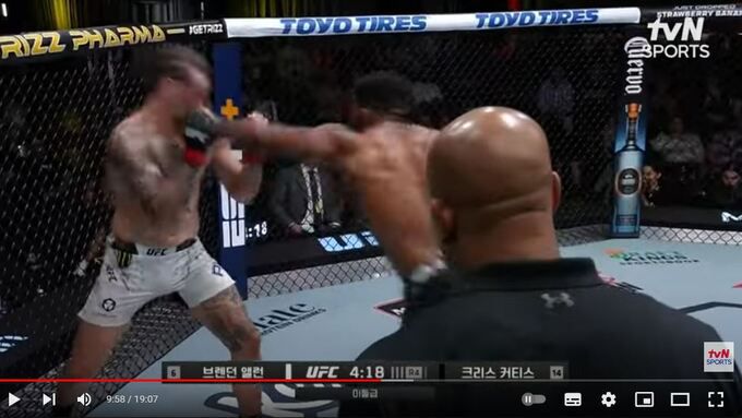 앨런(왼쪽)에게 펀치를 적중시키는 커티스(오른쪽). tvN스포츠 유튜브 캡처