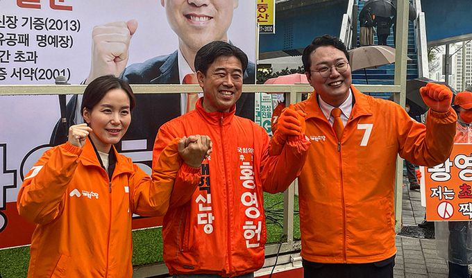 이주영(왼쪽), 천하람(오른쪽) 개혁신당 총괄선대위원장이 3일 대구 북구 일도프라자 앞에서 황영헌 개혁신당 대구 북구을 국회의원 후보의 지지 유세를 하고 있다.대구=뉴시스