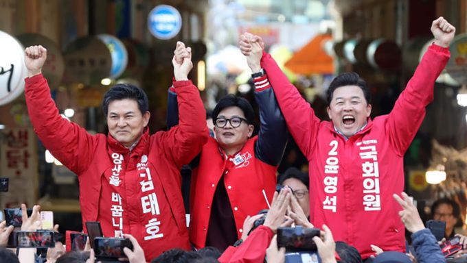한동훈 국민의힘 총괄선거대책위원장이 지난달 26일 오후 경남 양산시 남부시장에서 양산갑 윤영석, 양산을 김태호 후보와 함께 지지를 호소하고 있다. 양산=뉴스1