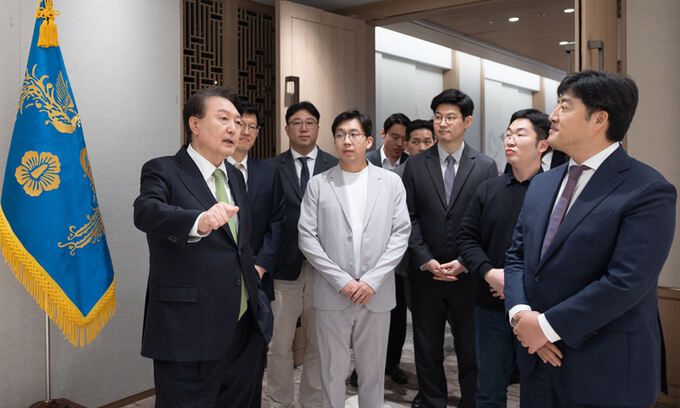 윤석열 대통령이 8일 서울 용산 대통령실 청사에서 스타트업 청년들과 오찬을 마친 뒤 참석자들에게 집무실을 소개하고 있다. 대통령실 제공