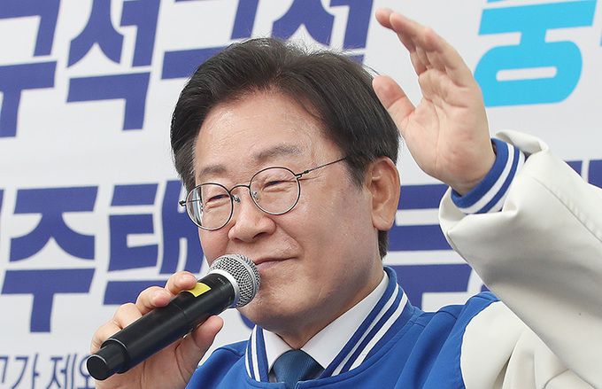 이재명 더불어민주당 대표가 8일 오후 서울 중구 신일교회 앞에서 박성준 서울 중구성동을 후보의 지지를 호소하고 있다. 뉴스1