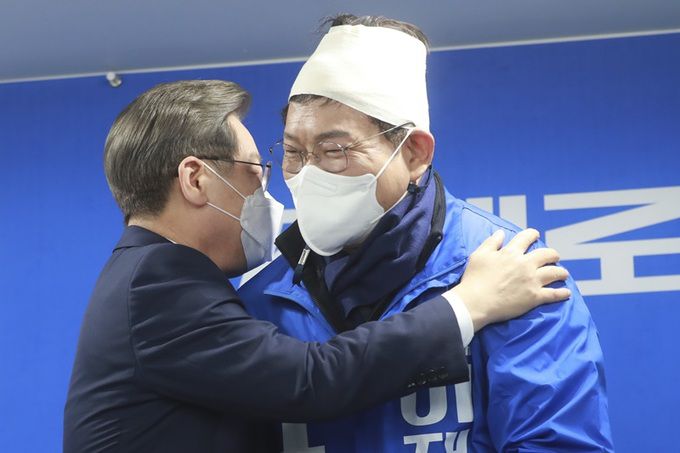 2022년 3월8일 당시 이재명 더불어민주당 대선 후보가 서울 여의도 당사에서 열린 ‘위기극복, 국민통합 특별 기자회견’에서 전일 선거운동 중 괴한에게 둔기 피습을 당한 같은 당 송영길 대표를 안고 있다. 뉴시스