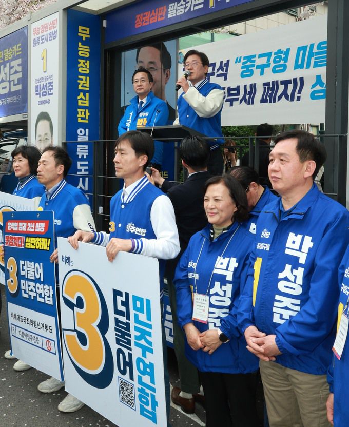 이재명 더불어민주당 대표가 8일 서울 중구 동호로10길 앞에서 박성준 중구성동을 후보 지지유세를 하고 있다.뉴시스