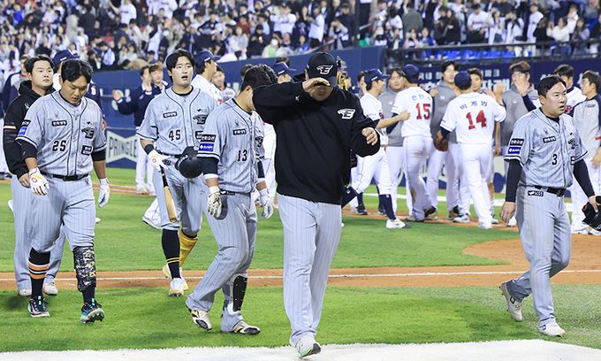 지난 9일 서울 잠실야구장에서 열린 2024 신한 SOL뱅크 KBO리그 한화 이글스와 두산 베어스의 경기. 한화가 두산에 3-5으로 역전패한 뒤 선수들이 관중을 향해 인사한 뒤 더그아웃으로 향하고 있다. 연합뉴스