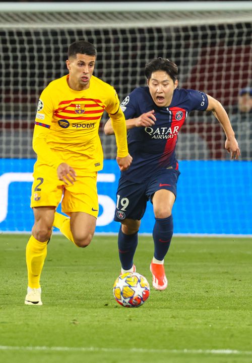 파리 생제르맹(PSG)의 이강인이 10일(현지 시간) 프랑스 파리 파르크 데 프랭스에서 열린 FC 바르셀로나(스페인)와의 유럽축구연맹(UEFA) 챔피언스리그(UCL) 8강 1차전 경기에서 압박 수비를 펼치고 있다. 뉴스1