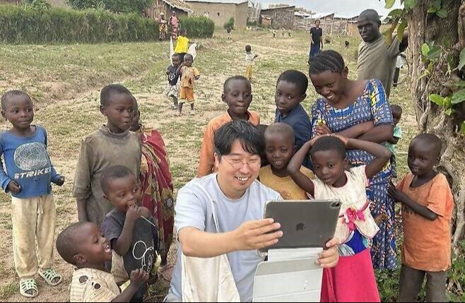 우간다 콩고 난민 캠프 지원 활동 중인 차지호 당선인. 연합뉴스