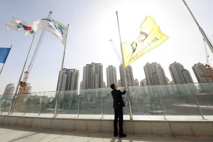 경기도 직원이 청사에 세월호 참사 10주기 추모기를 게양하고 있다. 경기도 제공