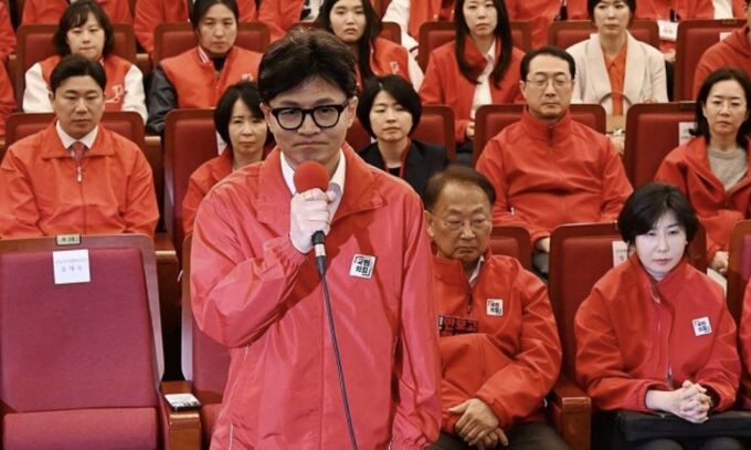 국민의힘 한동훈 비상대책위원장이 지난 10일 서울 여의도 국회 도서관에 마련된 제22대 국회의원선거(총선) 개표상황실에서 개표 예측 결과를 보고 난 뒤 입장을 밝히고 있다. 공동취재사진