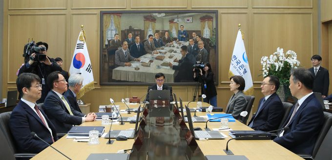 이창용 한국은행 총재가 12일 서울 중구 한국은행에서 열린 금융통화위원회 본회의에서 회의를 주재하고 있다. 한국은행 제공