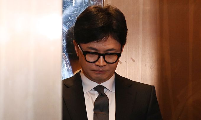 국민의힘 한동훈 비상대책위원장이 11일 서울 여의도 국민의힘 당사에서 제22대 국회의원 선거 관련 입장 발표를 한 뒤 승강기에 오르고 있다. 공동취재사진