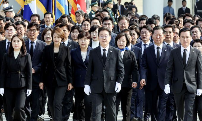 더불어민주당 이재명 대표(앞줄 가운데)와 비례대표 위성정당인 더불어민주연합 윤영덕(〃 오른쪽 첫 번째)·백승아 공동대표(〃 왼쪽 첫 번째)가 12일 각 당 소속 4·10 총선 당선자들과 호국영령을 참배하기 위해 서울 동작구 국립서울현충원에서 현충탑으로 향하고 있다. 뉴시스