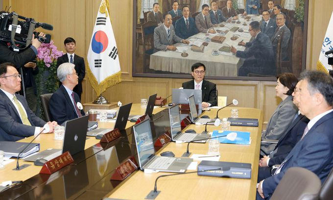이창용 한국은행 총재가 12일 서울 중구 한국은행에서 열린 금융통화위원회를 주재하고 있다. 뉴스1