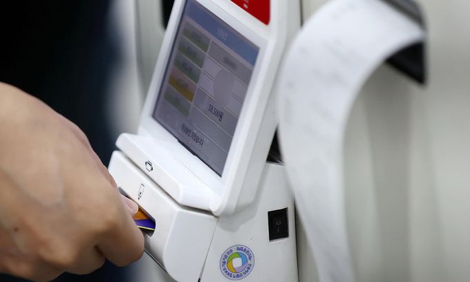 서울의 한 식당 키오스크에서 카드 결제하는 모습. 연합뉴스