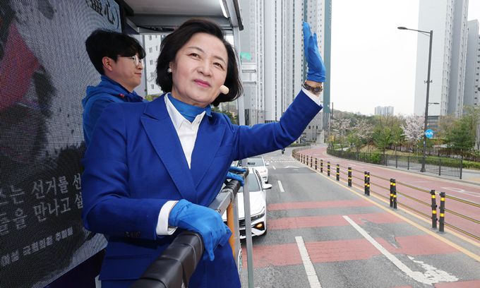 “열심히 일하겠습니다” 더불어민주당 경기 하남갑 추미애 당선자가 11일 경기 하남시 감이동 인근에서 유세차에 올라 당선 인사를 하고 있다. 하남=뉴스1