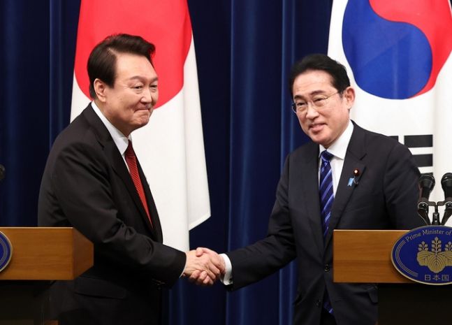 윤석열 대통령(왼쪽)과 기시다 후미오 일본 총리. 뉴시스