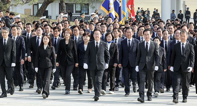 이재명 더불어민주당 대표와 윤영덕, 백승아 더불어비례연합 공동대표가 12일 오전 22대 총선 당선인들과 국립서울 동작구 서울현충원 참배를 위해 이동하고 있다.뉴시스