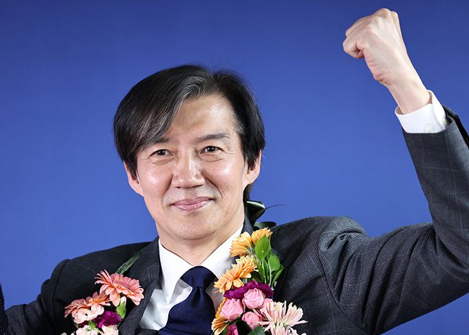 (조국 조국혁신당 대표가 11일 오후 서울 여의도 당사에서 열린 '파란불꽃선대위' 해단식에서 주먹을 불끈 쥐고 있다.뉴스1