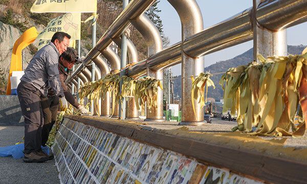 지난 7일 전남 진도 진도항(팽목항)에서 팽목마을 이장 임남곤(56·왼쪽)씨와 자원봉사자가 낡은 노란 리본을 정리하고 있다. 진도=최상수 기자