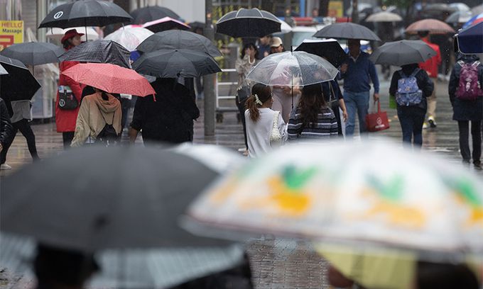 15일 서울 중구 명동거리에서 외국인 관광객들이 발걸음을 재촉하고 있다. 뉴스1