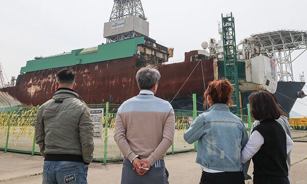 세월호 참사 10주기를 앞둔 지난 7일 전남 목포 신항에서 하해정(54·왼쪽 두번째)·오진우(54·왼쪽)씨 부부가 거치된 세월호 선체를 바라보고 있다. 목포=최상수 기자