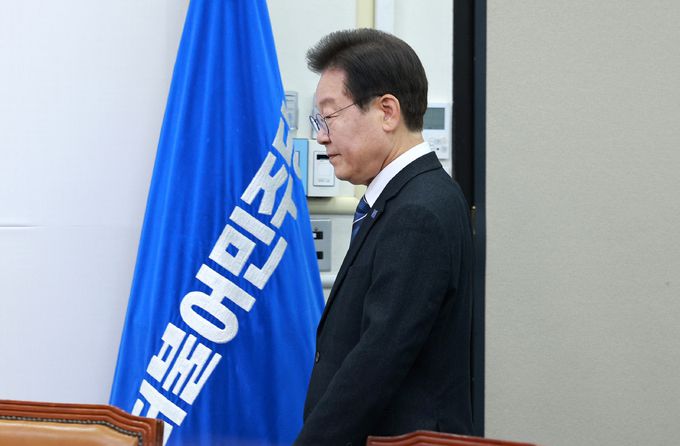 이재명 더불어민주당 대표가 15일 서울 여의도 국회에서 열린 최고위원회의에 참석하고 있다. 뉴시스