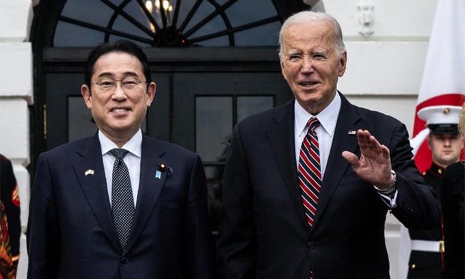 지난 11일 미국을 국빈으로 방문한 기시다 후미오 일본 총리(왼쪽)가 백악관 앞에서 조 바이든 미국 대통령과 기념촬영을 하고 있다. AFP연합뉴스