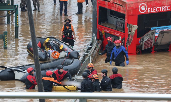 지난 2023년 7월 16일 미호천 제방 유실로 침수된 충북 청주시 오송읍 궁평2지하차도에서 119 구조대원들이 시신으로 발견된 실종자를 수습하고 있다. 연합뉴스