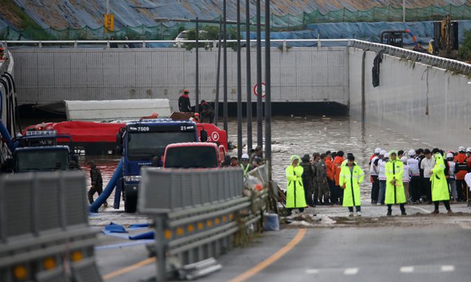 지난 2023년 7월 16일 미호천 제방 유실로 침수된 충북 청주시 오송읍 궁평2지하차도에서 119 구조대원과 특전사들이 시신으로 발견된 실종자를 수습하고 있다. 뉴시스