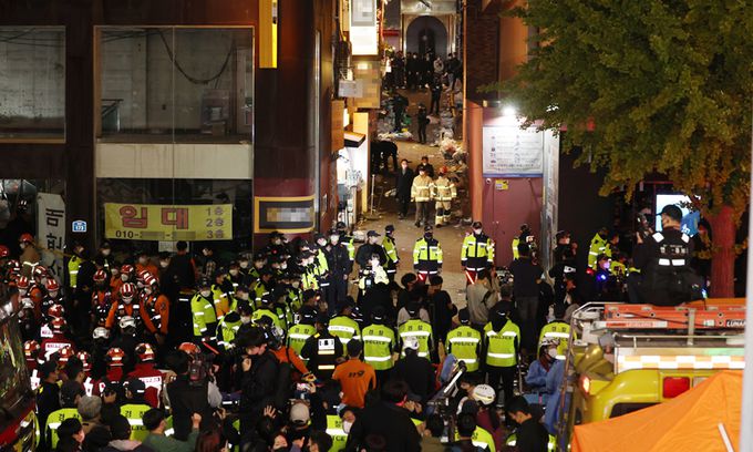 지난 2022년 10월 30일 서울 용산구 이태원 핼러윈 인명사고 현장에서 구조대원 등이 구조활동을 하고 있다. 연합뉴스