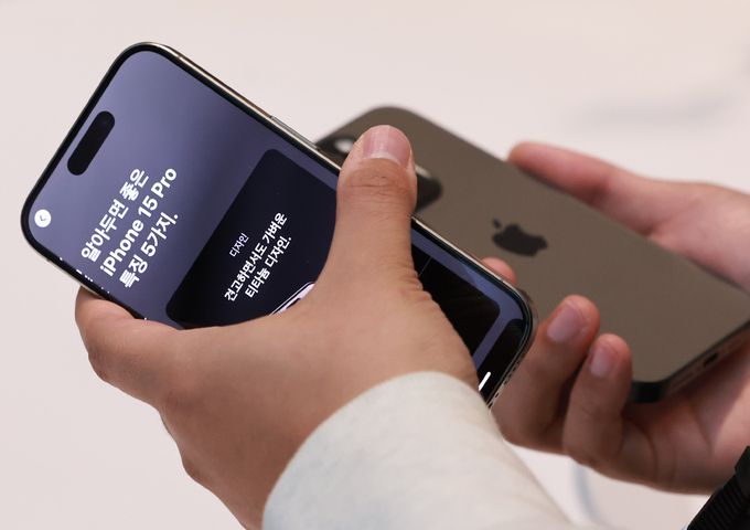 애플 아이폰 15 시리즈 및 애플 워치 국내 공식 출시일인 지난 2023년 10월 13일 서울 중구 명동 애플스토어에서 한 고객이 제품을 살피고 있다. 연합뉴스