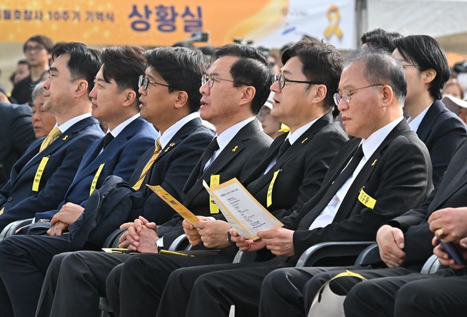 16일 오후 경기도 안산시 화랑유원지에서 열린 '세월호 참사 10주기 기억식'에서 참석자들이 기억합창을 따라부르고 있다. 연합뉴스