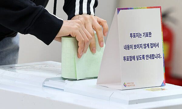 지난 10일 논현1동 제3투표소에서 유권자들이 투표를 하고 있다. 뉴스1